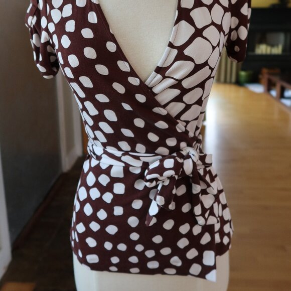 Diane von Furstenberg DVF $285 "Jilda" 100% silk wrap blouse top brown/ivory 2 - Picture 2 of 16